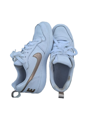 Zapatillas Nike blancas detalles dorados