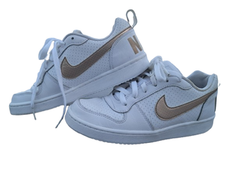 Zapatillas Nike blancas detalles dorados