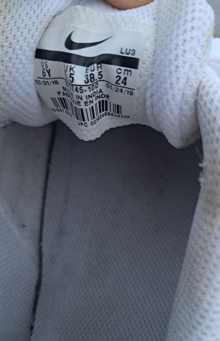 Zapatillas Nike blancas detalles dorados