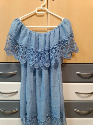 Vestido azul con volante bordado
