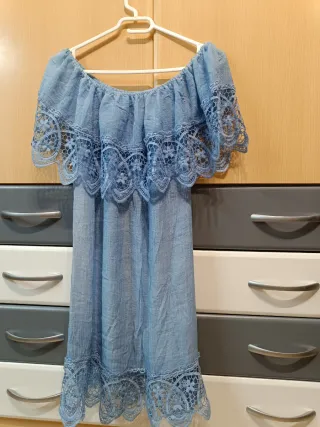 Vestido azul con volante bordado