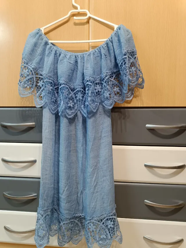 Vestido azul con volante bordado