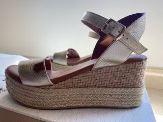Sandalias POPA doradas y beige