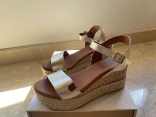 Sandalias POPA doradas y beige