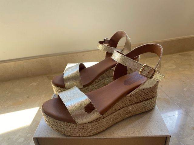 Sandalias POPA doradas y beige
