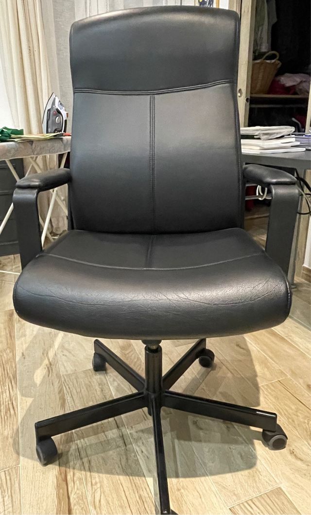 Silla de oficina negra con ruedas