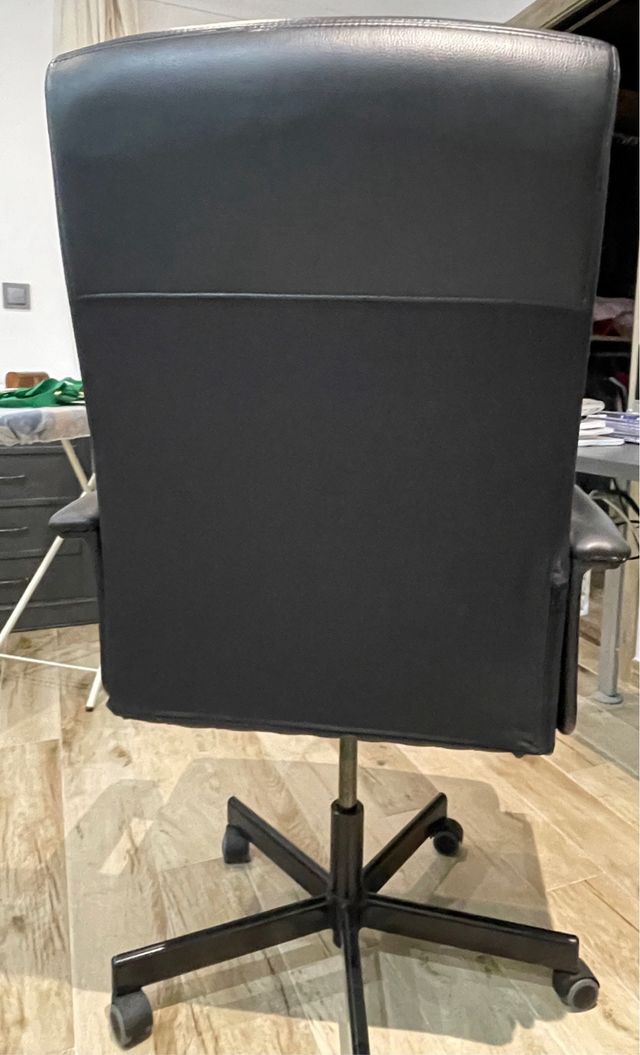 Silla de oficina negra con ruedas