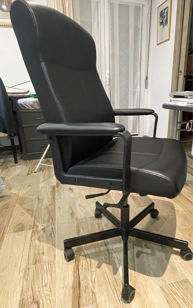 Silla de oficina negra con ruedas