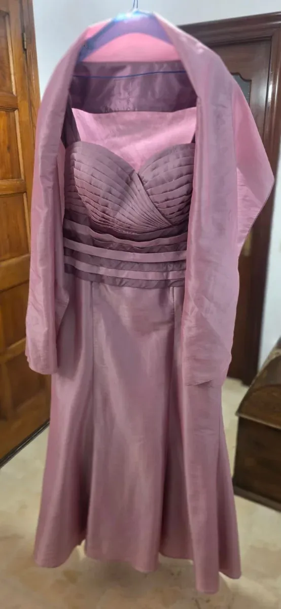 Vestido de fiesta rosa con chal