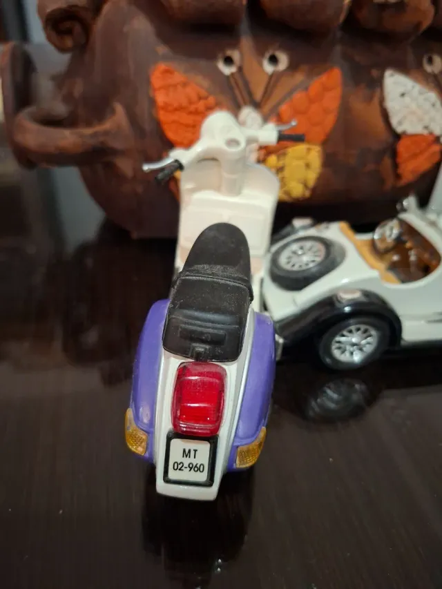 Miniatura Scooter Morada y Blanca