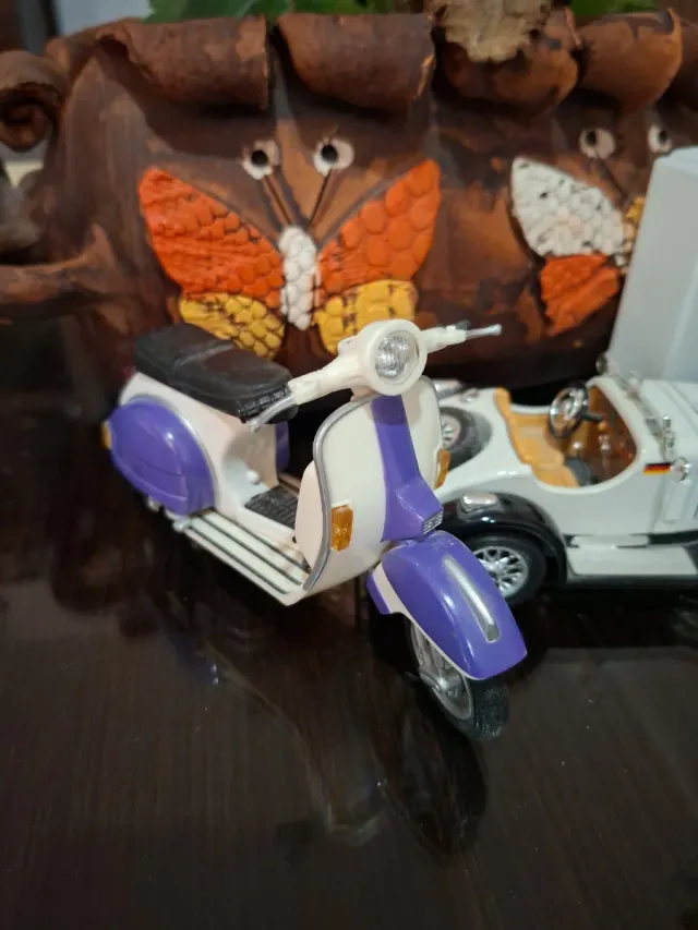Miniatura Scooter Morada y Blanca