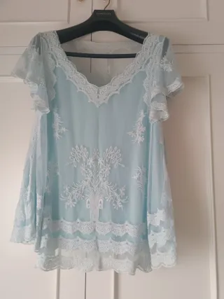 Blusa celeste con encaje