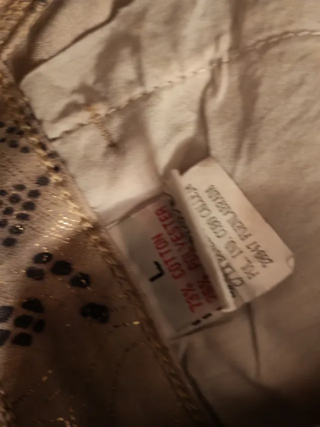 Pantalón beige con estampado dorado