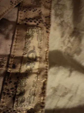 Pantalón beige con estampado dorado