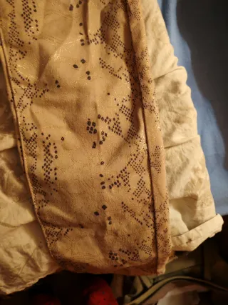 Pantalón beige con estampado dorado