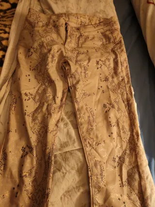 Pantalón beige con estampado dorado
