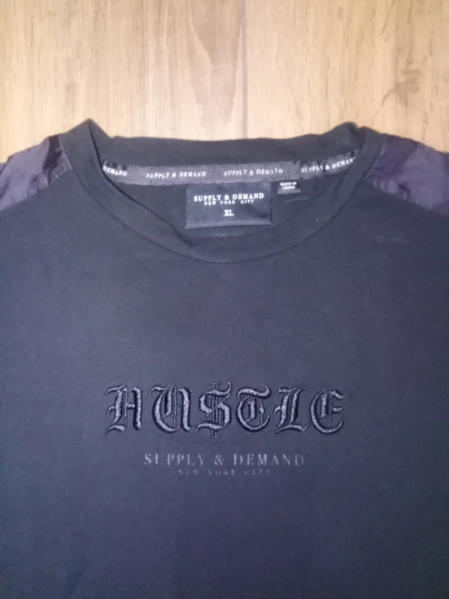 Camiseta negra Supply & Demand