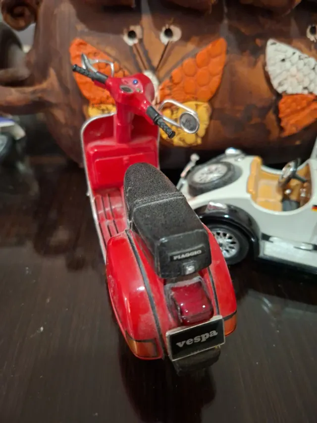 Vespa miniatura roja