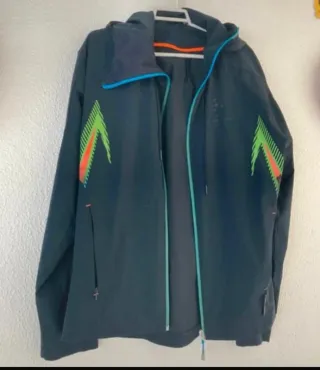 Chaqueta impermeable azul y verde