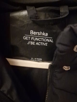 Plumas Bershka Negro Corto