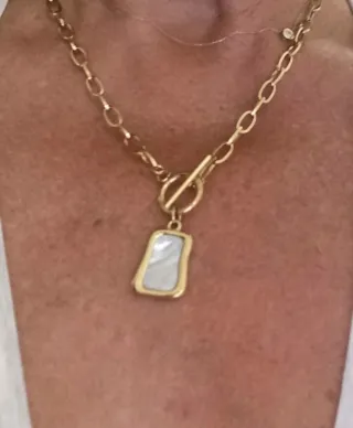 Collar dorado con colgante de nácar