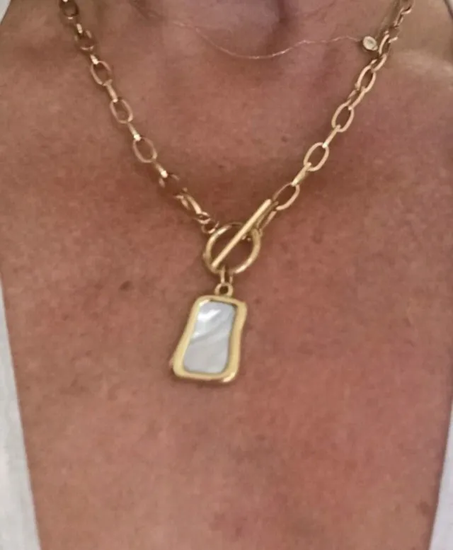 Collar dorado con colgante de nácar