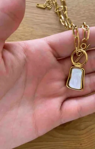 Collar dorado con colgante de nácar