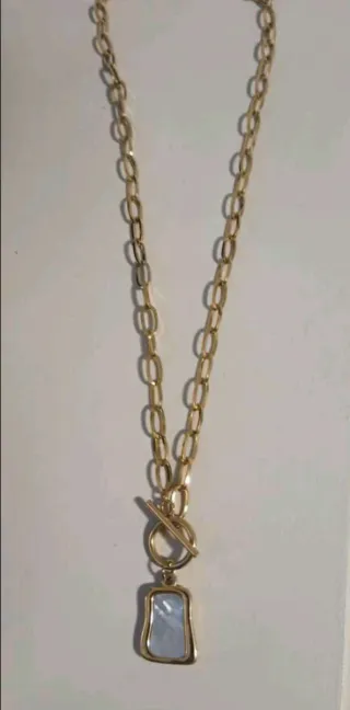Collar dorado con colgante de nácar