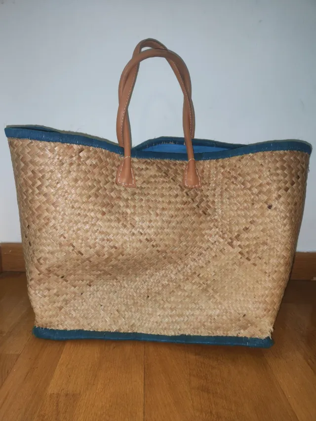 Cesto de mimbre con asas de cuero