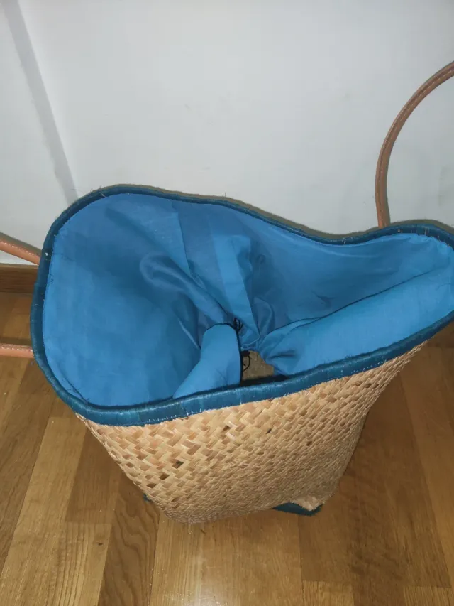 Cesto de mimbre con asas de cuero