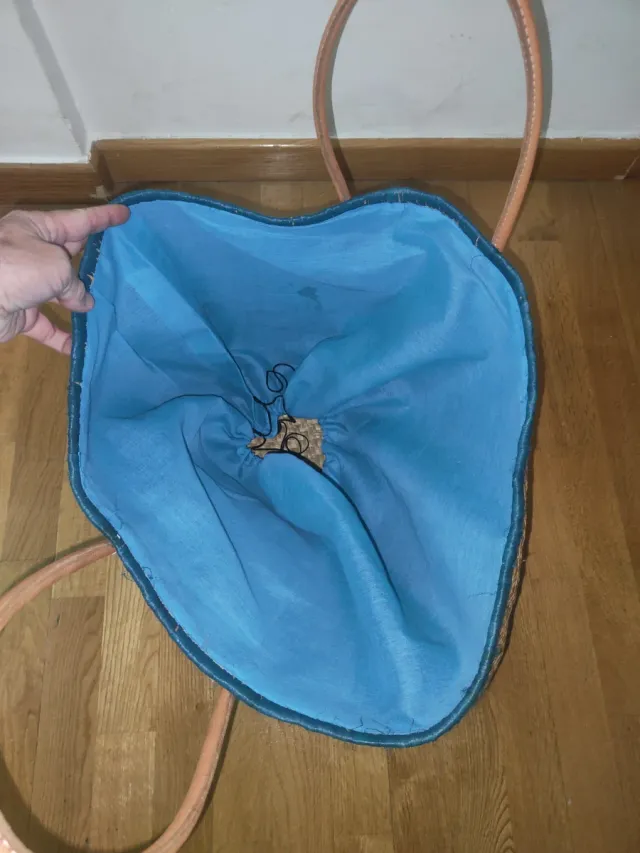 Cesto de mimbre con asas de cuero