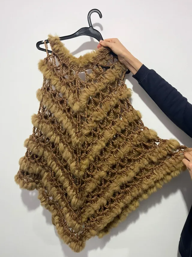 Poncho de lana y pelo marrón