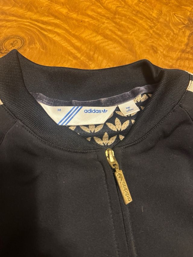 Sudadera Adidas cremallera negra y dorada