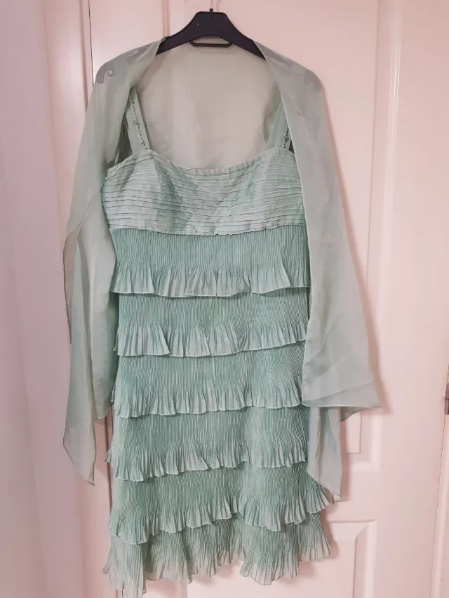 Vestido verde con volantes y chal