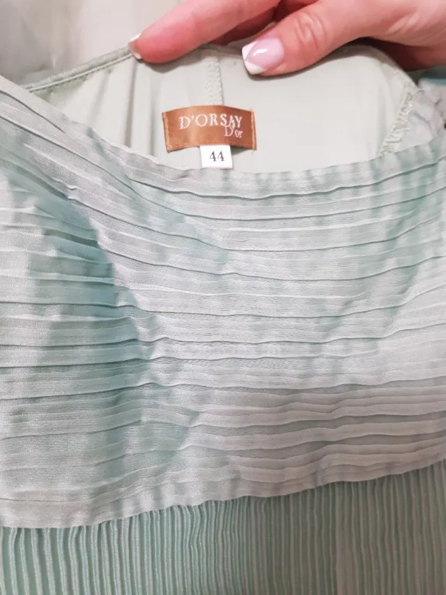 Vestido verde con volantes y chal