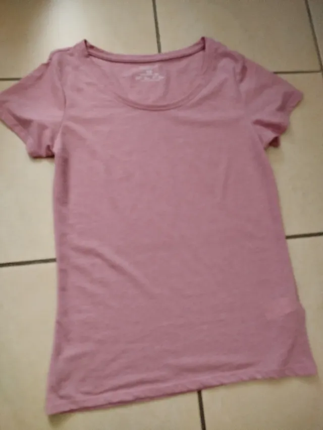 Falda cuero negra talla M + camiseta rosa talla s