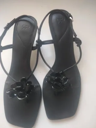 Sandalias negras con flores