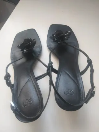 Sandalias negras con flores