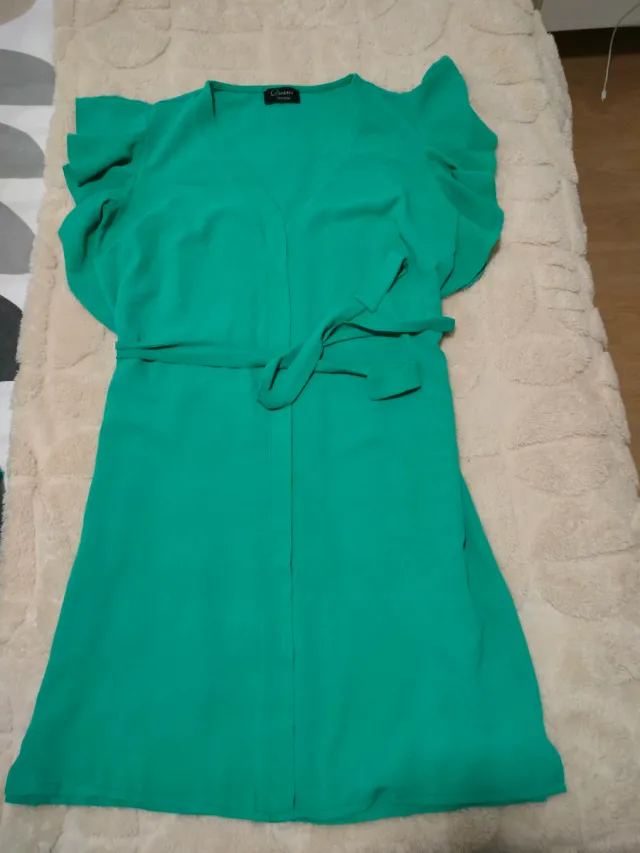 Vestido verde con cinturón 