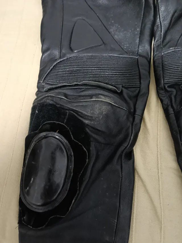 Pantalón cuero moto con protecciones