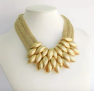 Collar espectacular dorado