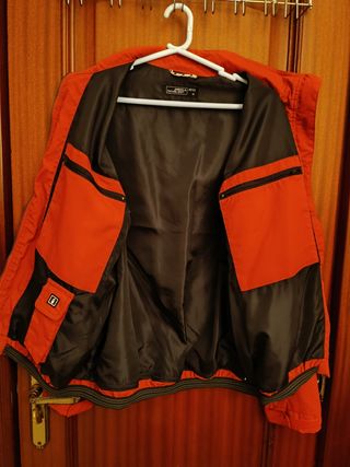 Cazadora deportiva color cazuela