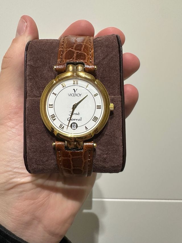 Reloj Viceroy de oro y piel marrón
