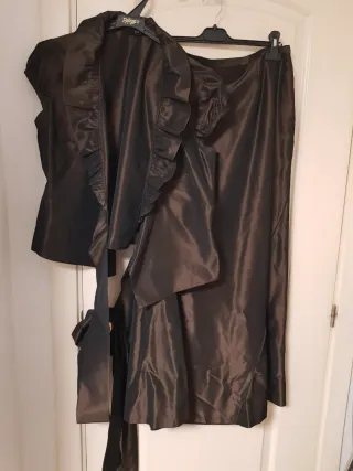 Conjunto chaleco y falda larga tono marrón