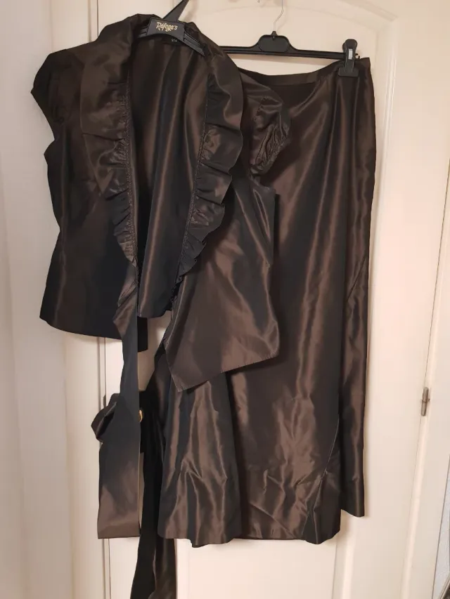 Conjunto chaleco y falda larga tono marrón