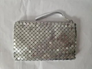 Bolso de mano plateado con cadena