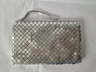 Bolso de mano plateado con cadena