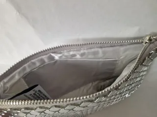 Bolso de mano plateado con cadena