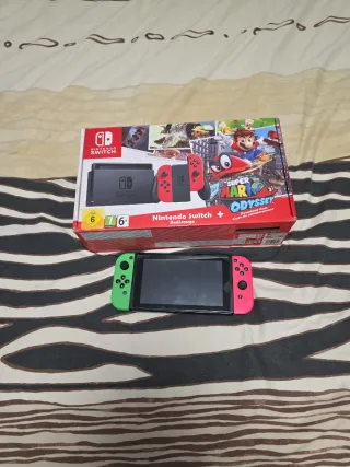 Nintendo Switch y cuatro mandos. Sin juegos.