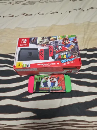 Nintendo Switch y cuatro mandos. Sin juegos.